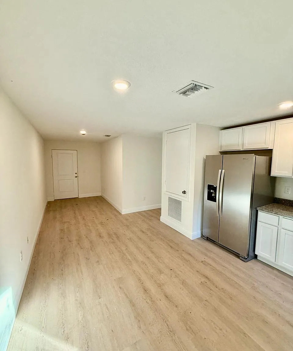 3 bed, 1.0 bath, 879 sqft, $2,660 — Photo 4