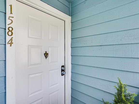 2nd image of 1584 Four Oaks Cir
