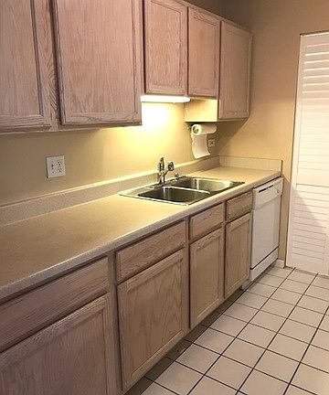 5th image of 960 N Lakeside Dr APT 1C