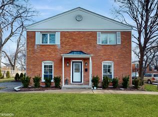 498 Old Surrey Rd, Hinsdale, IL 60521