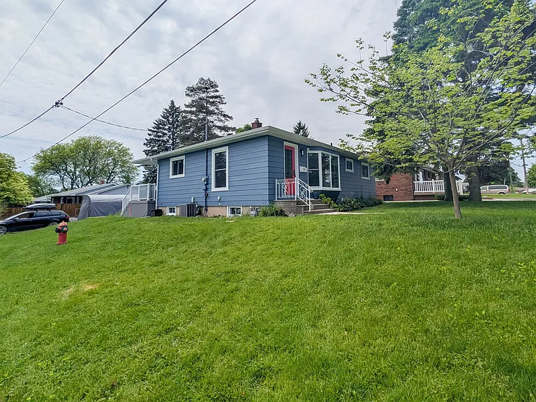 6332 Sherwood Rd — Photo 2