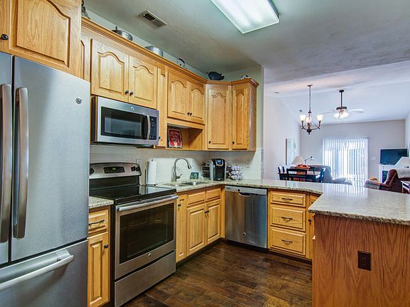 3rd image of 10 Stoneridge Ln