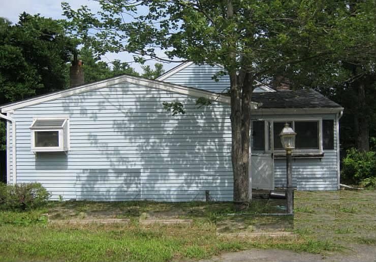 1st image of 8 Blue Heron Ave