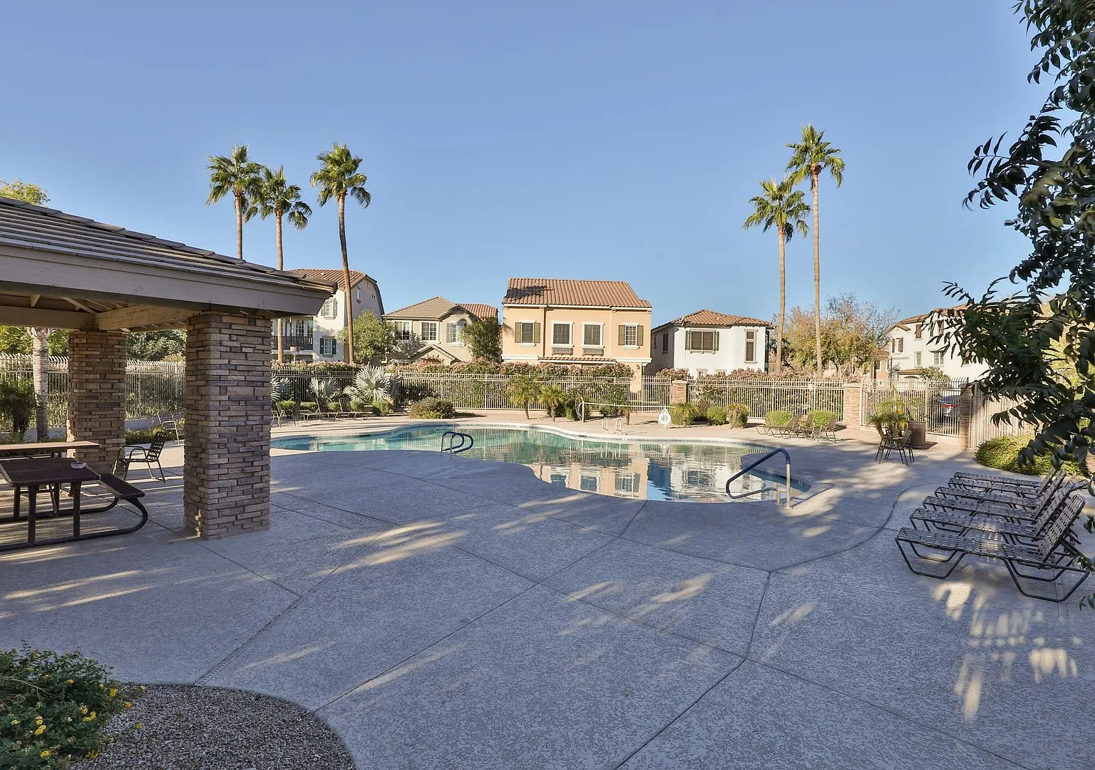 Beautiful Gilbert 3 bed/3 bath Home in The Gardens Community — Photo 2
