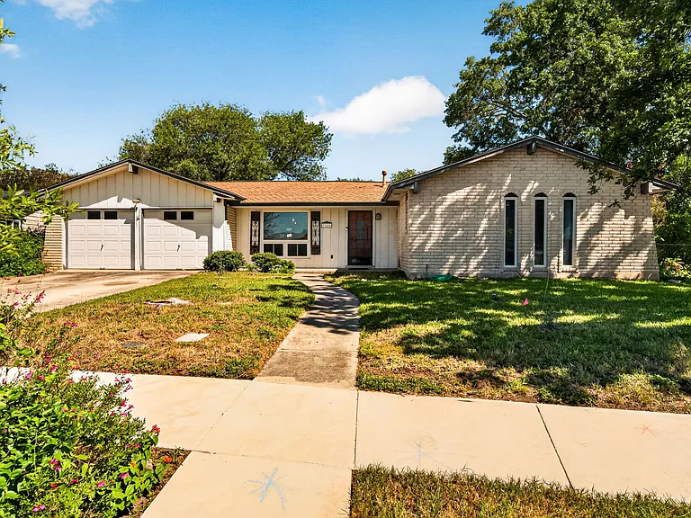7239 Bridle Path — Photo 1