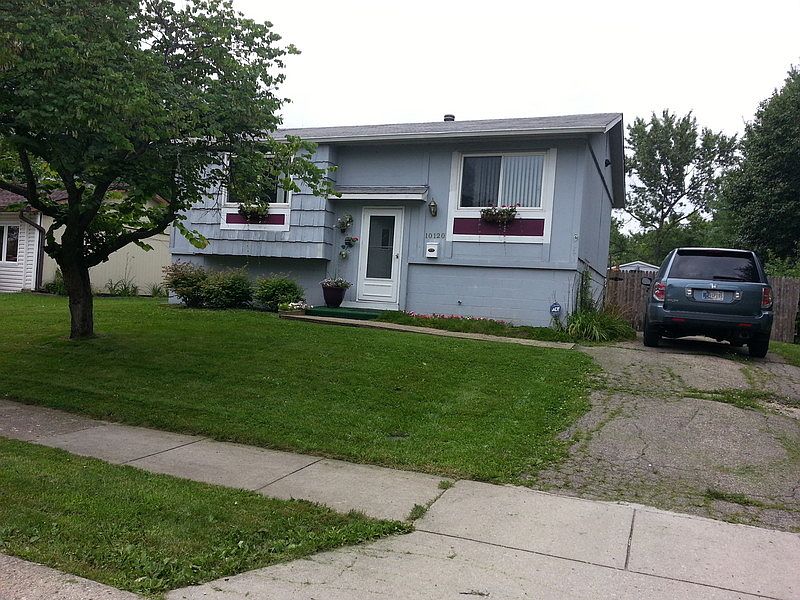 Front view of bi-level 9 room home