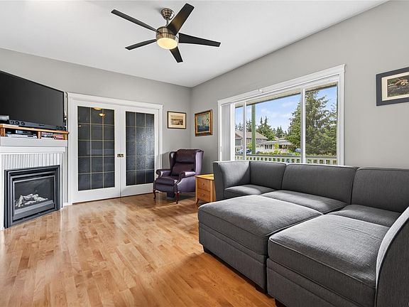 2nd image of 3377 Primrose St
