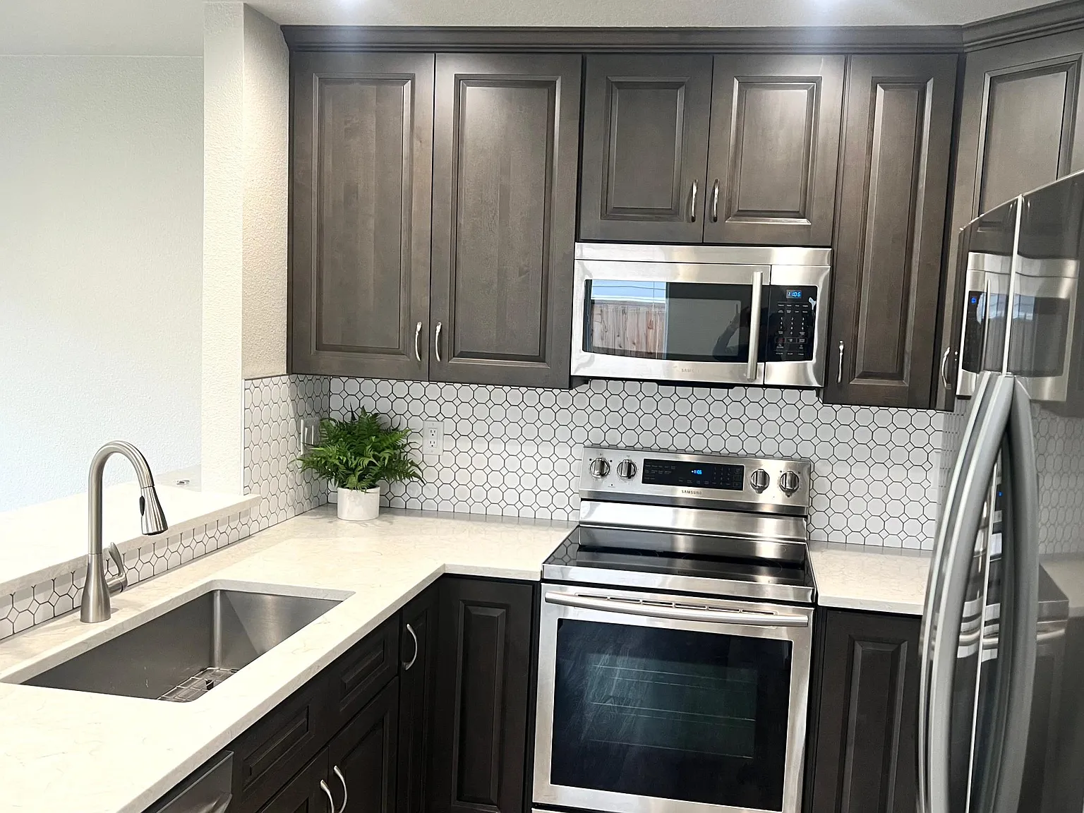 3 bed, 2.5 bath, 1372 sqft, $2,300 — Photo 3