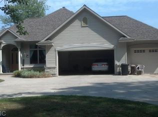 1184 W 40th St, Fremont, MI 49412