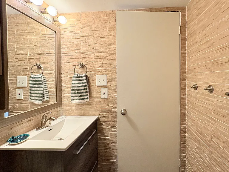 313 20th Ave SW #402 — Photo 15