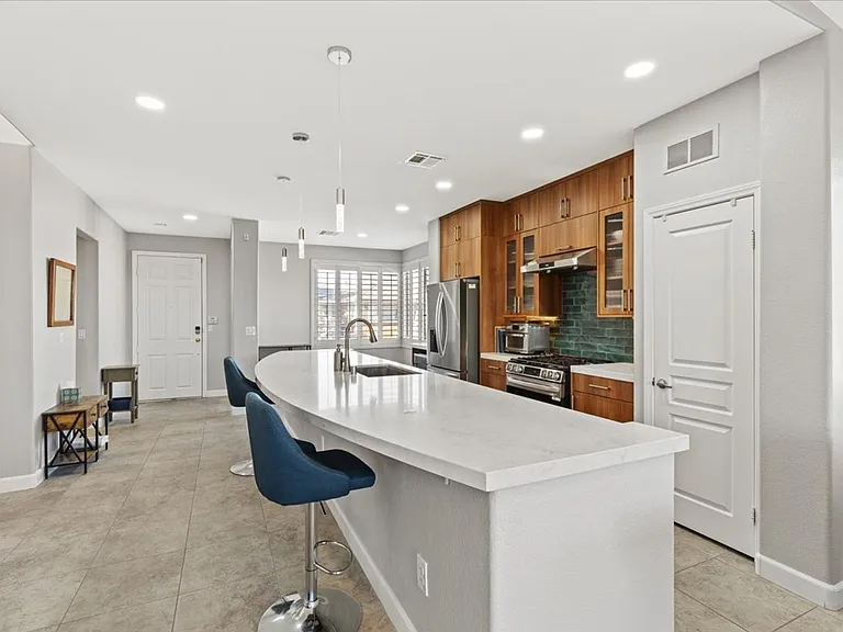 660 Peachy Canyon Cir #201 — Photo 6