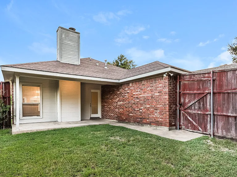 2844 Claremont Dr — Photo 16