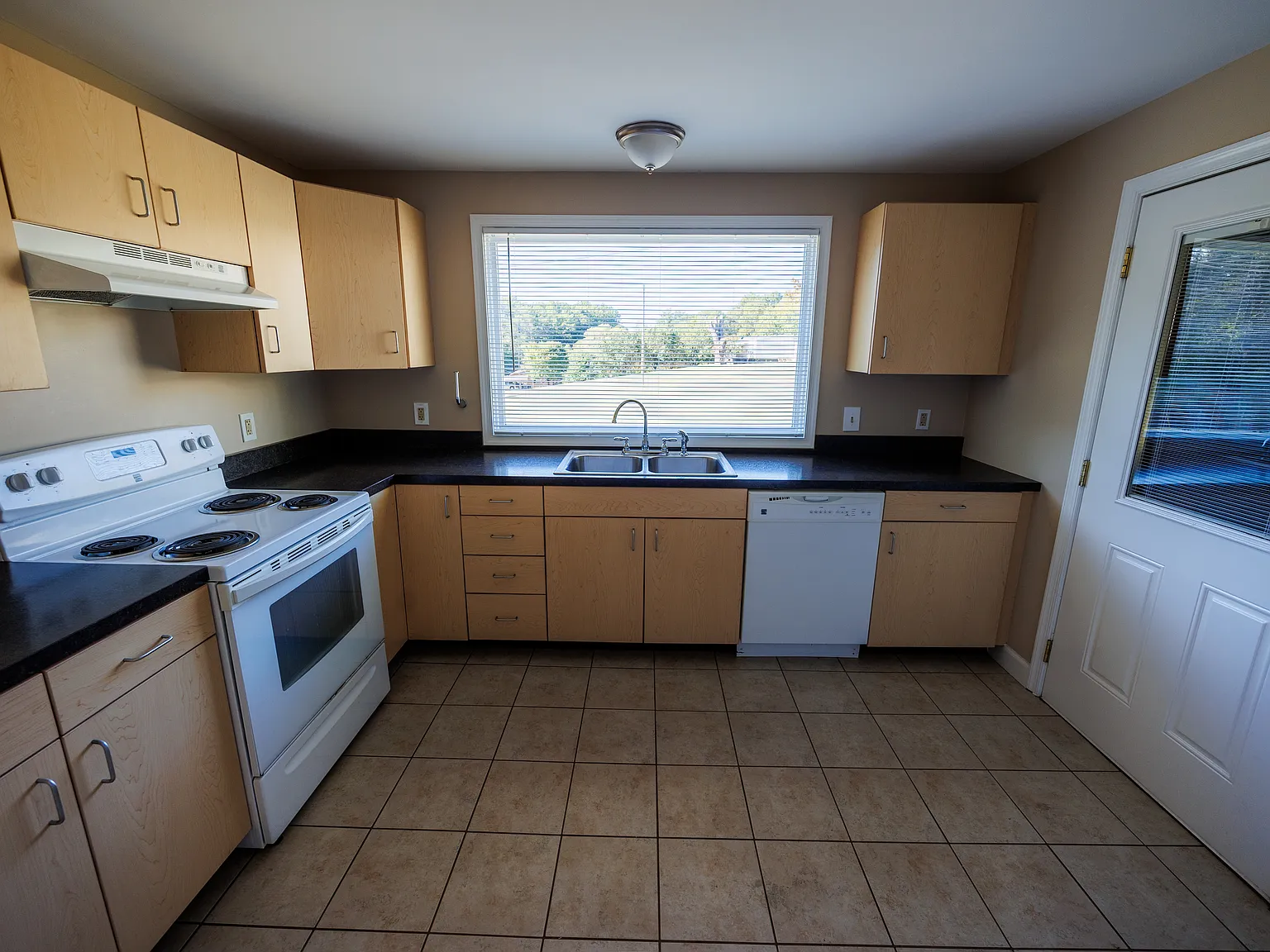 2 bed, 576 sqft, $900 — Photo 2