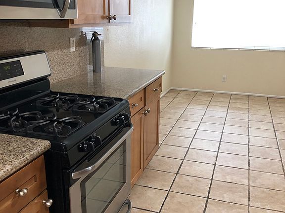 Kitchen to breakfast area