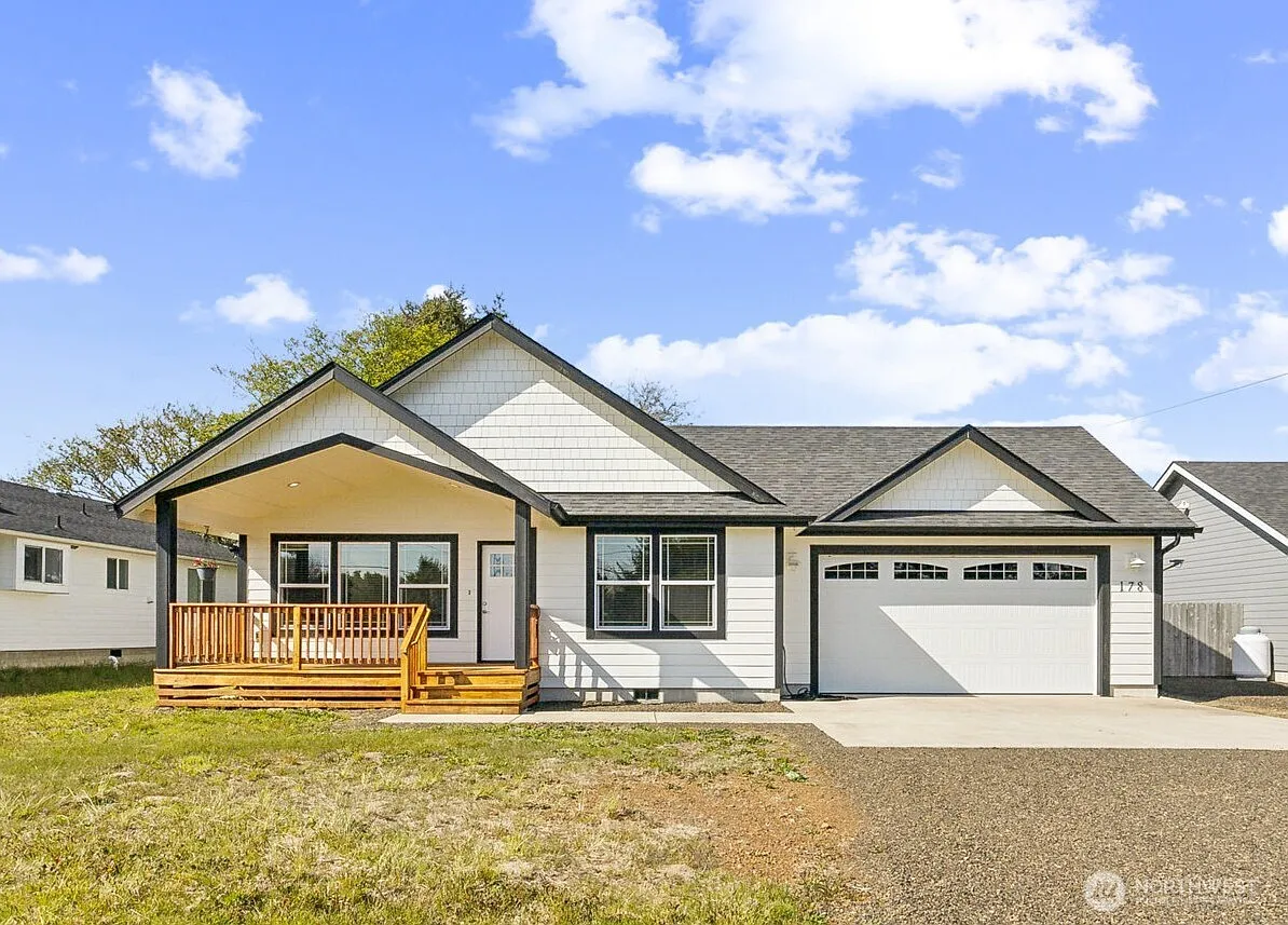 178 Pacific Boulevard NW photo 1