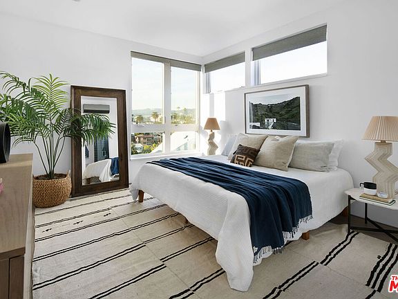 4th image of 927 Hyperion Ave
