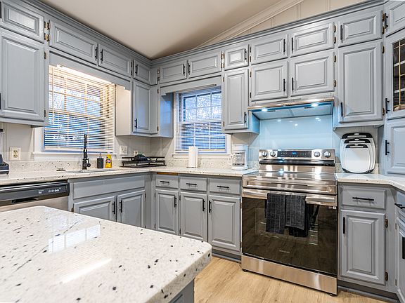 4th image of 702 Chambers Dr NE