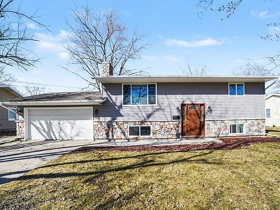 2nd image of 898 Riverview Dr