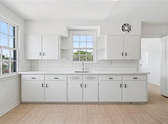2nd image of 2409 Leonidas St