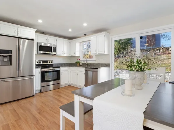 8 Swan Ln, Billerica, MA 01821