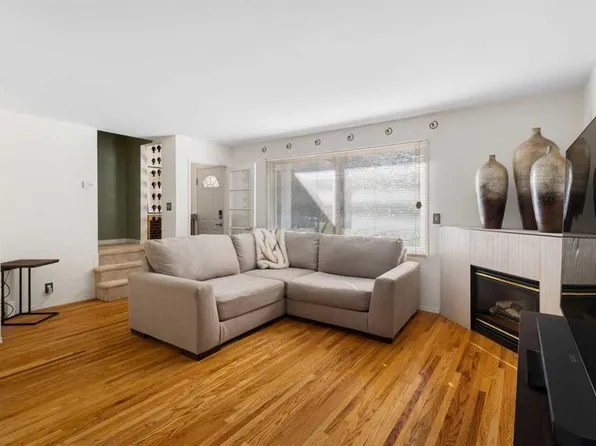 554 N Killarney Glen Ct SW, Calgary, AB T3E 7H4