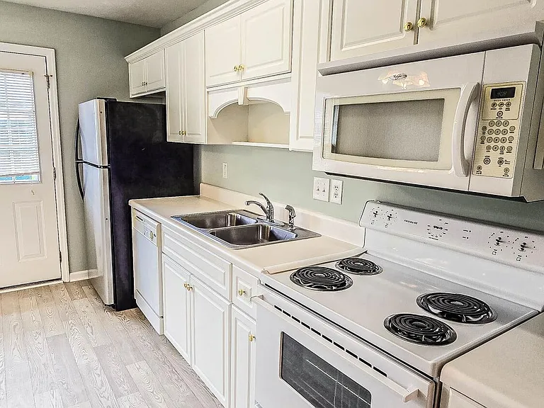 726 Creekside Dr — Photo 12