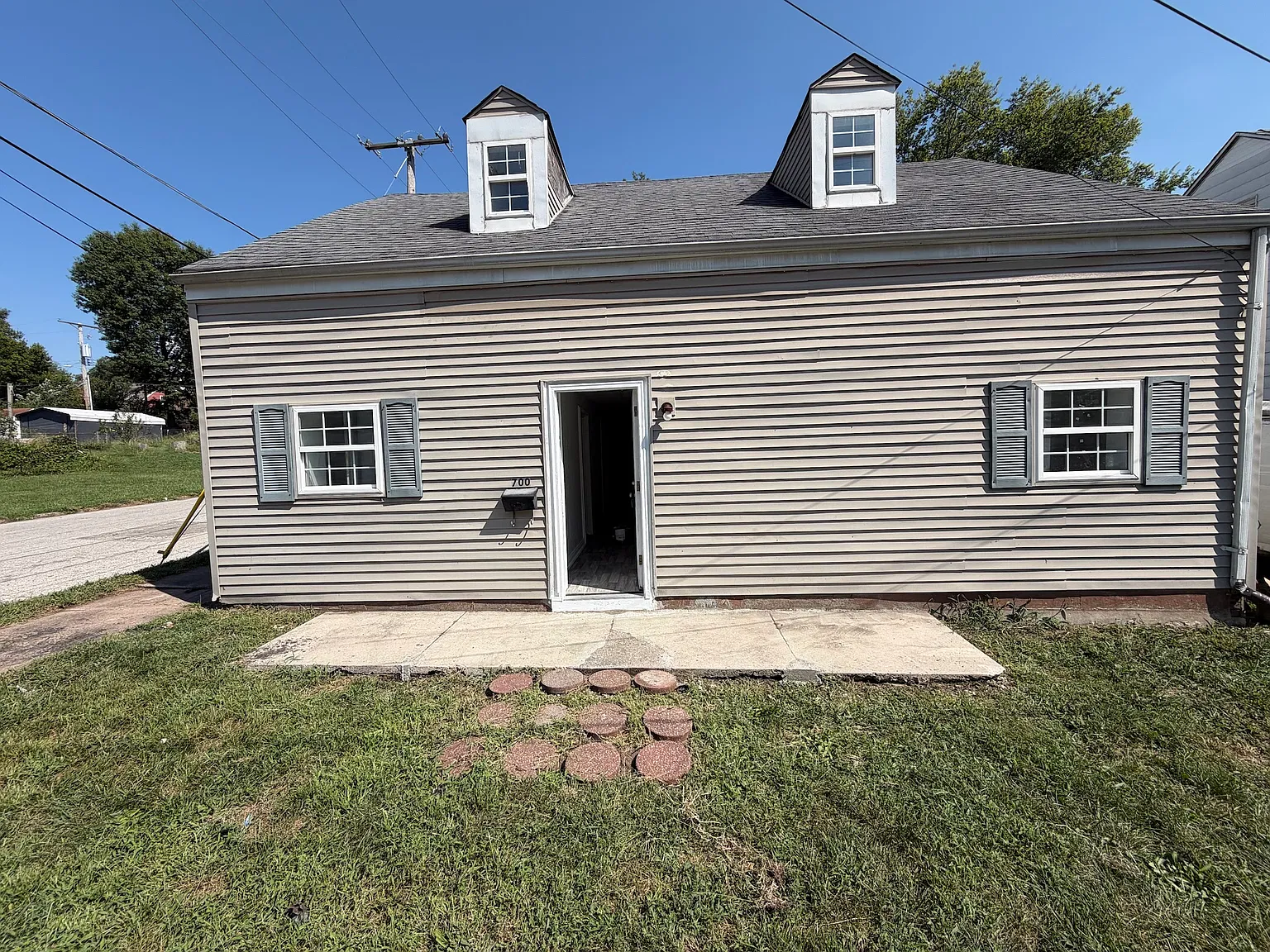 3 bed, 1300 sqft, $1,400 — Photo 1