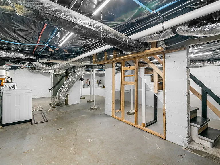 258 E Moody Ave — Photo 37