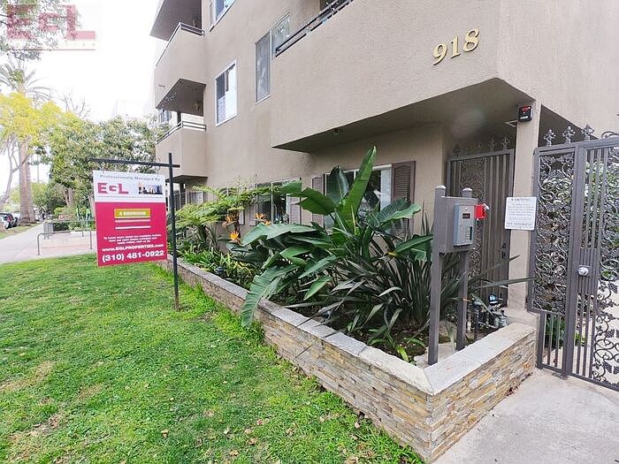 2nd image of 918 3rd St APT 1