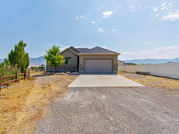 3rd image of 4364 N Rose Springs Rd W