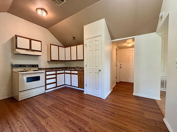 3rd image of 1324 W Maple St