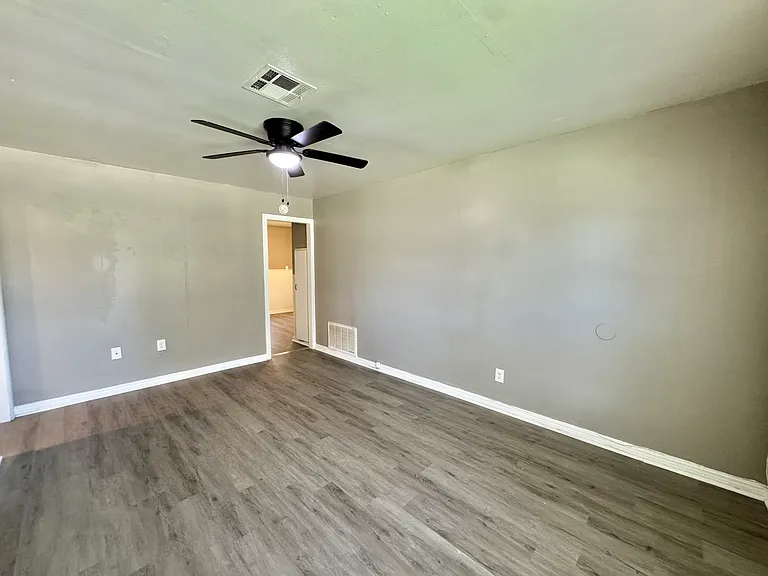 252 E Coe Dr — Photo 5