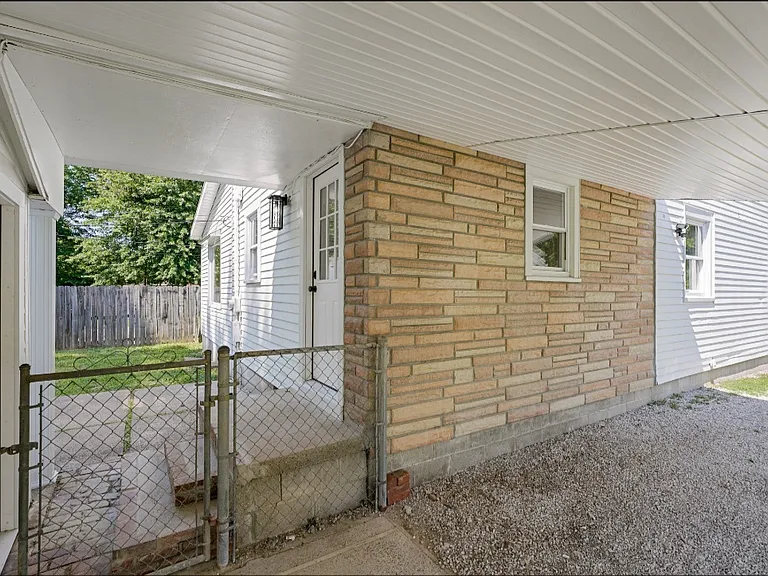 2205 S Lombard Ave — Photo 8