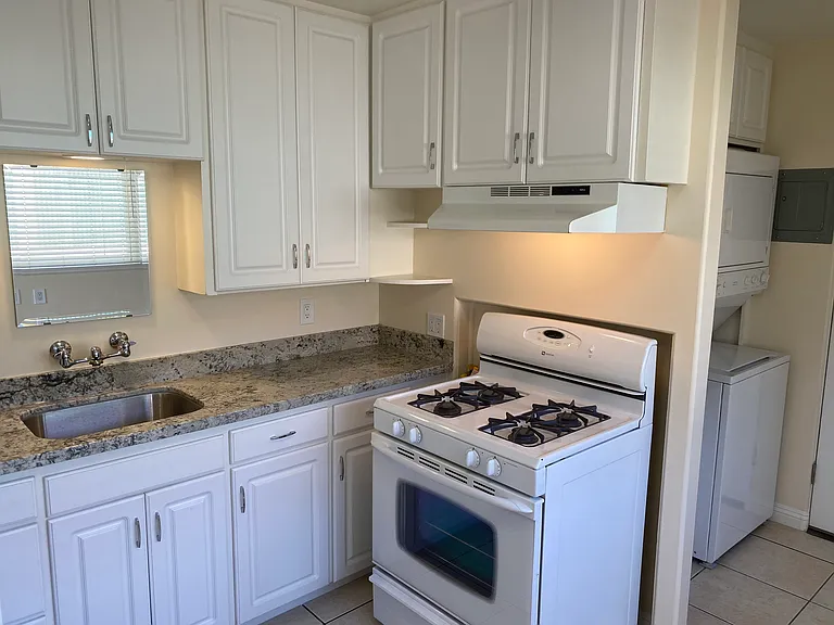 323 Bond St — Photo 2