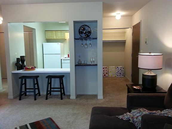 Open concept to kitchen