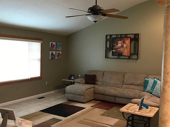 Living Rm w/ Vaulted Ceiling