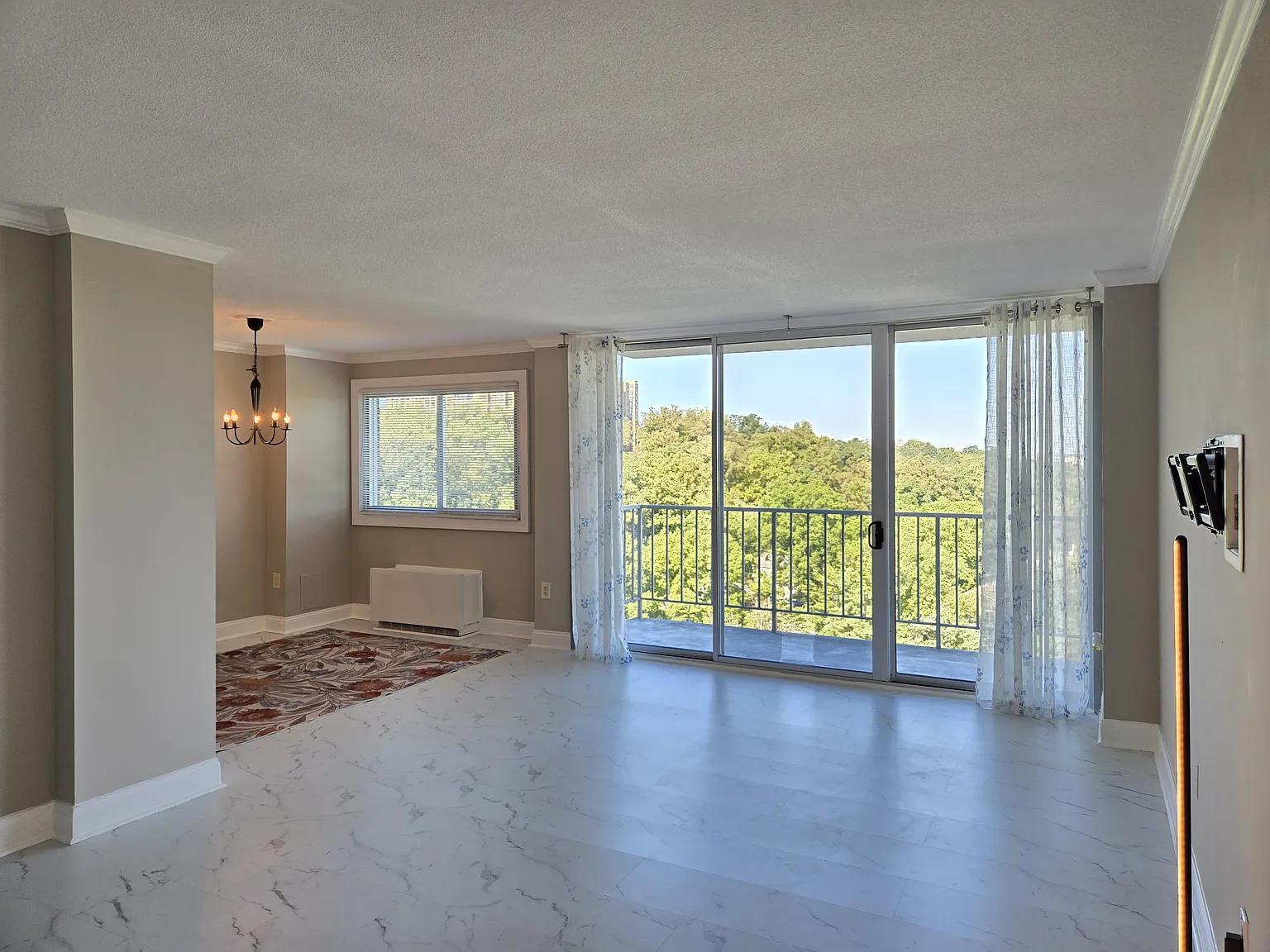 2 bed, 1170 sqft, $2,400 — Photo 3