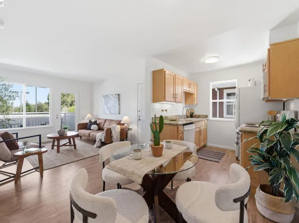 22 Marina Lakes Dr, Richmond, CA 94804