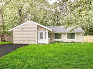 10 Halston Ln, Coram, NY 11727