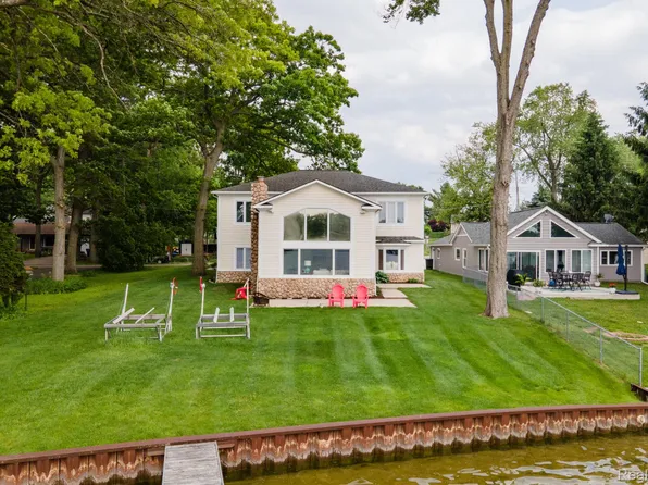 3831 Woodland Dr, Highland, MI 48356