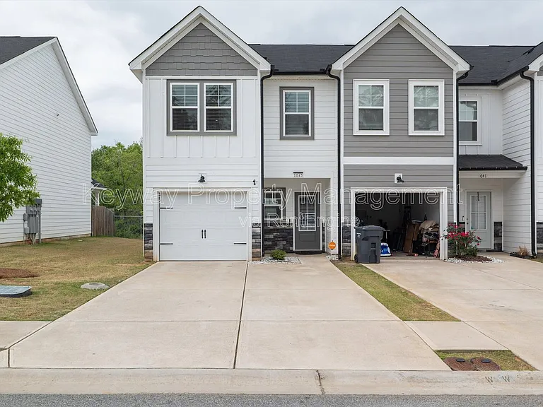 1043 Linsmore Ave — Photo 1