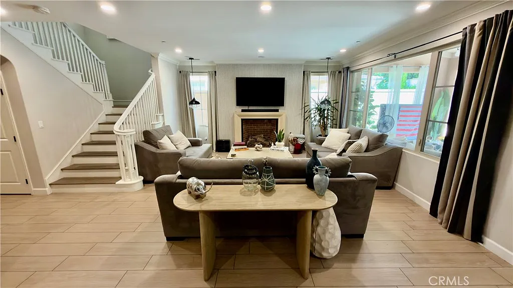 4 bed, 2912 sqft, $7,500 — Photo 3