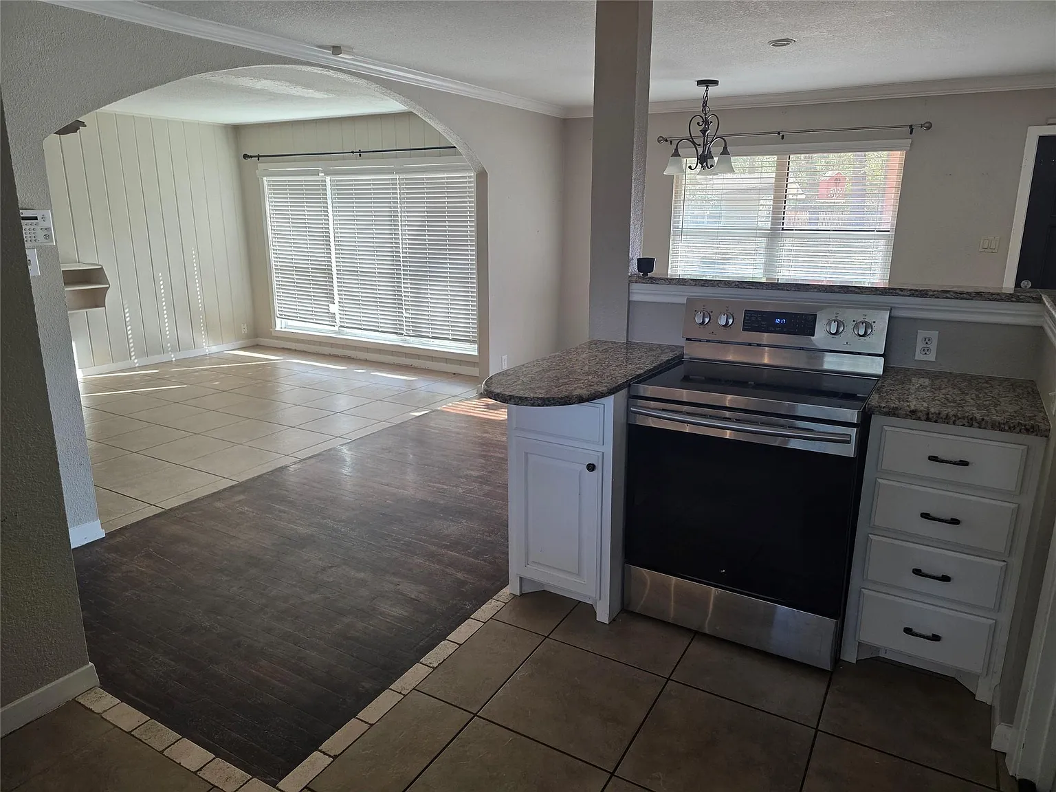 3 bed, 2.0 bath, 1450 sqft, $2,400 — Photo 4