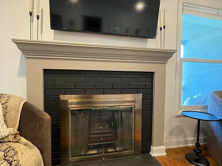 Mantel w/ fireplace (non operating)