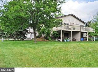 993 Pontiac Ln, Chanhassen, MN 55317