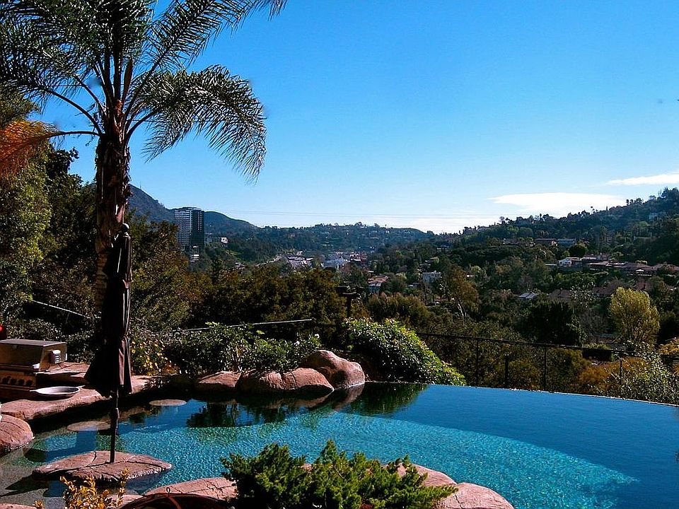 Infinity rock pool and swim up bar