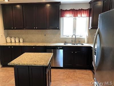3rd image of 31 Farley Dr