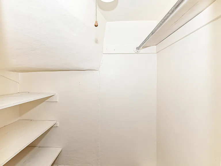 bedroom2-closet-02