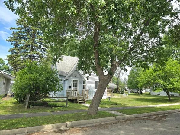 1020 8th St, International Falls, MN 56649