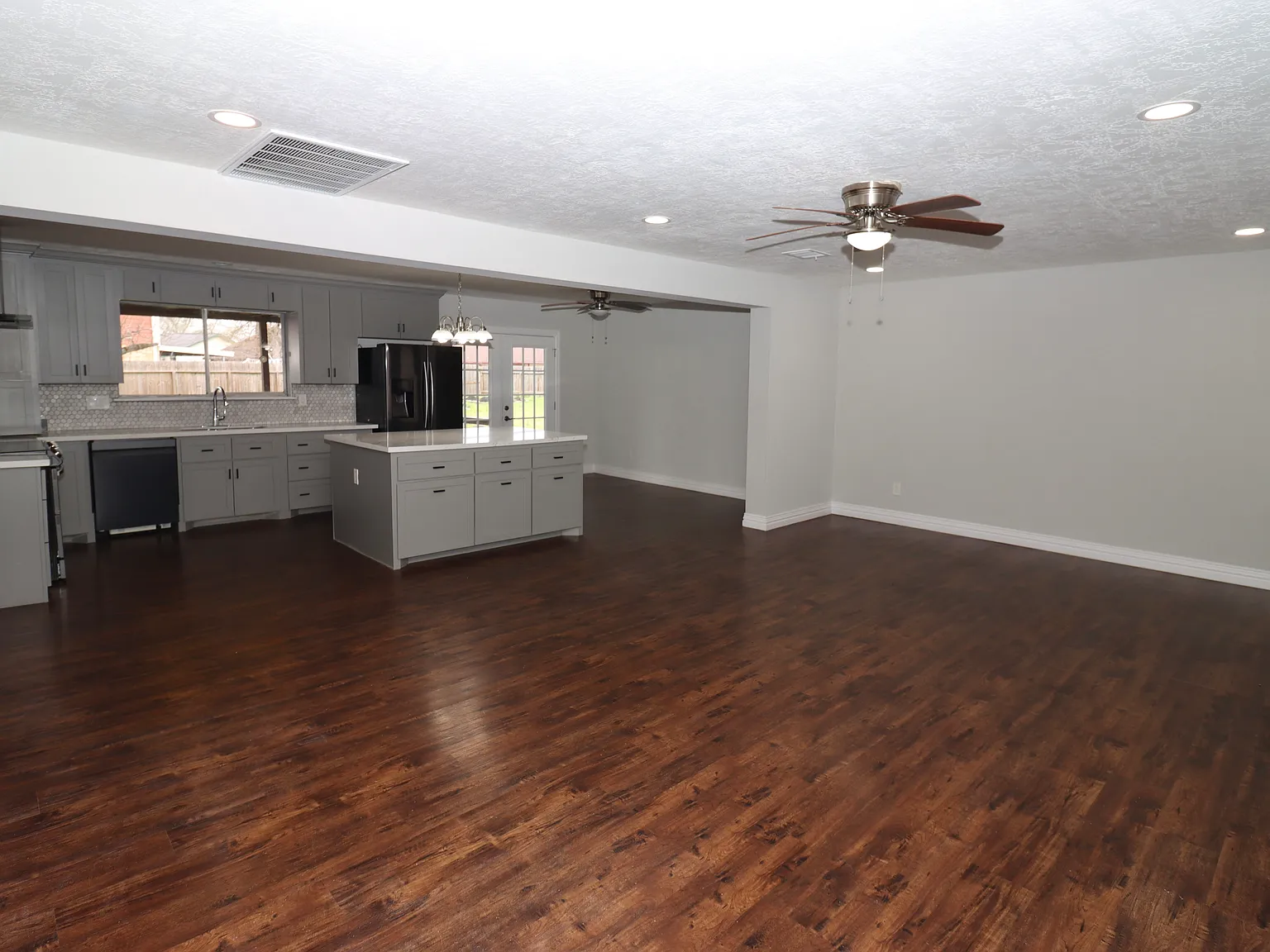 4 bed, 2296 sqft, $2,400 — Photo 4